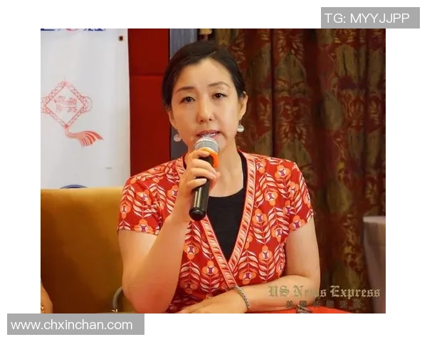 足球球星唐装风采展现融合传统文化与现代体育精神